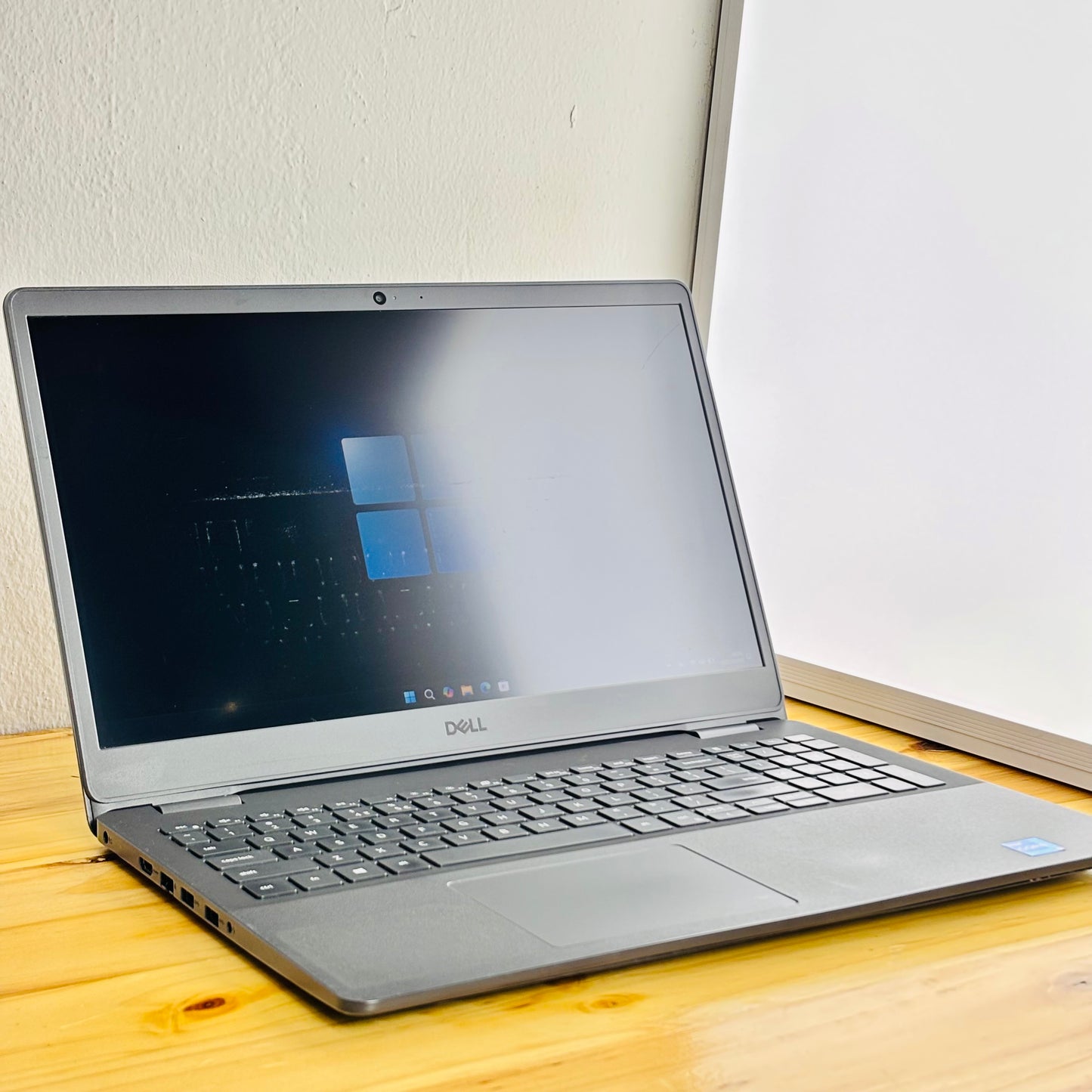 Dell Vostro 3500 15.6-inch Core i5-1135G7 8GB RAM 256GB SSD Win 11 Pro Laptop
